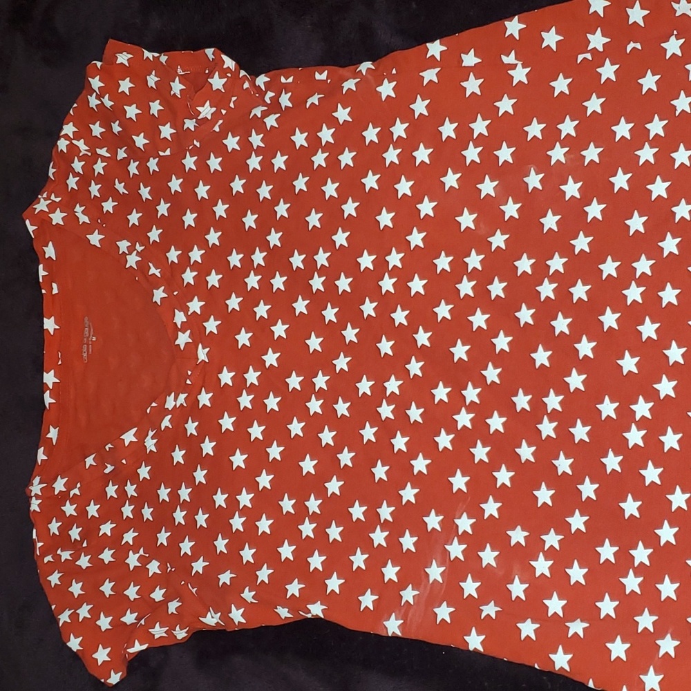 Red v-neck with 🌟